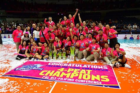 Creamline reigns over Choco Mucho anew to claim All.